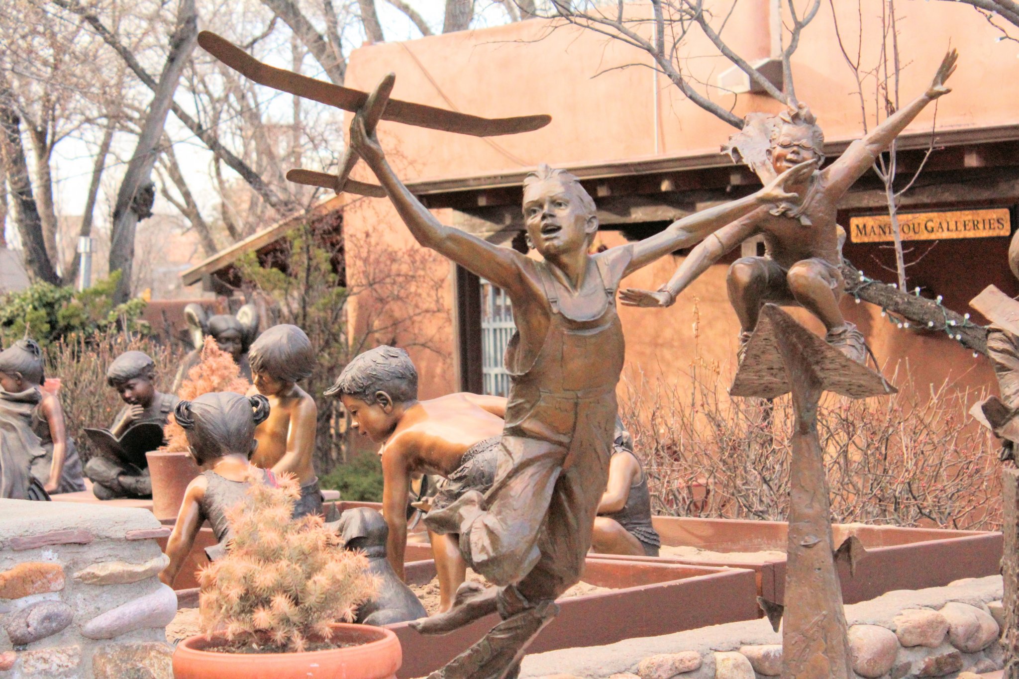 Guide to Canyon Road: Statues of Children in Meyers Gallery
