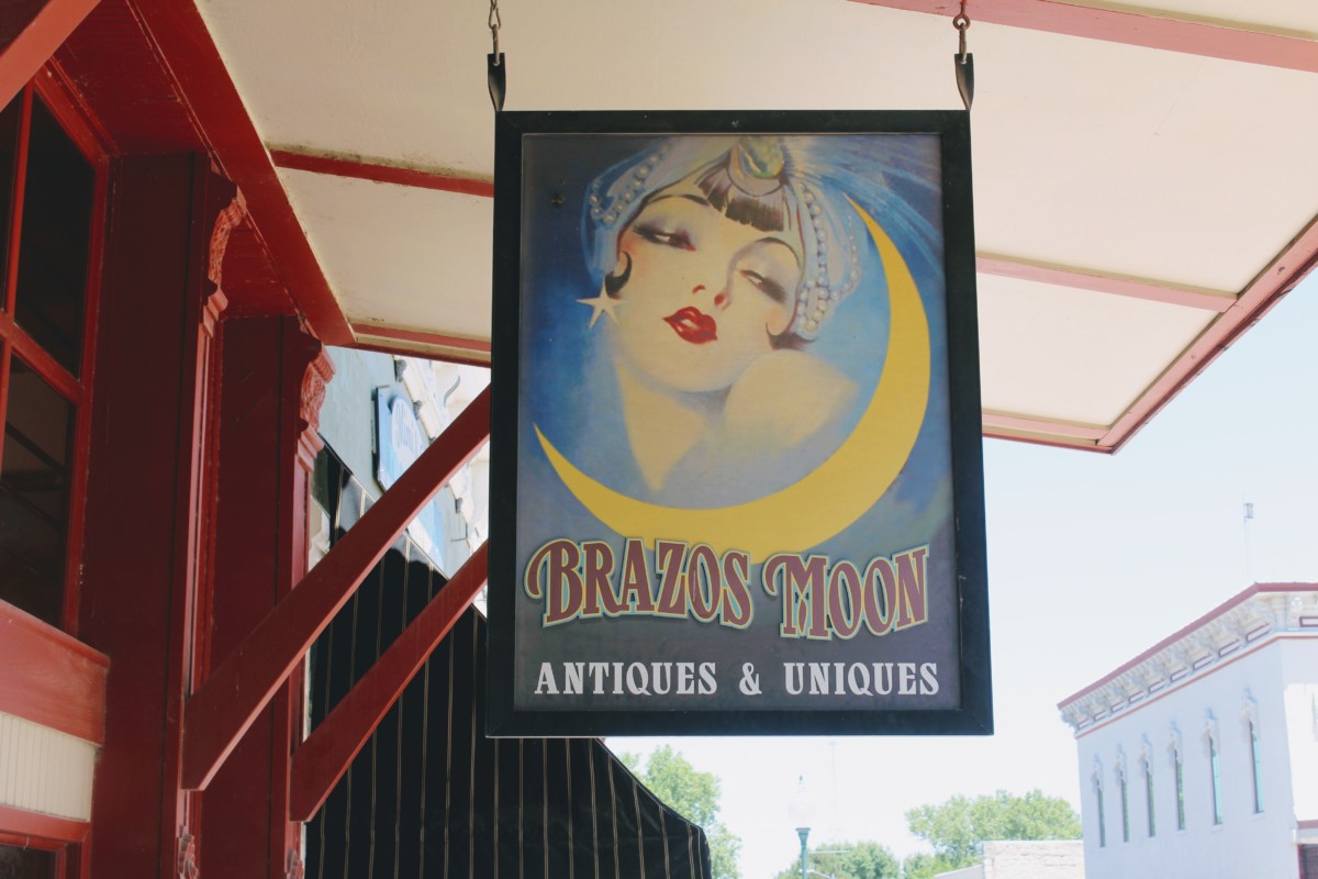 Guide to Granbury: Brazos Moon Store Sign