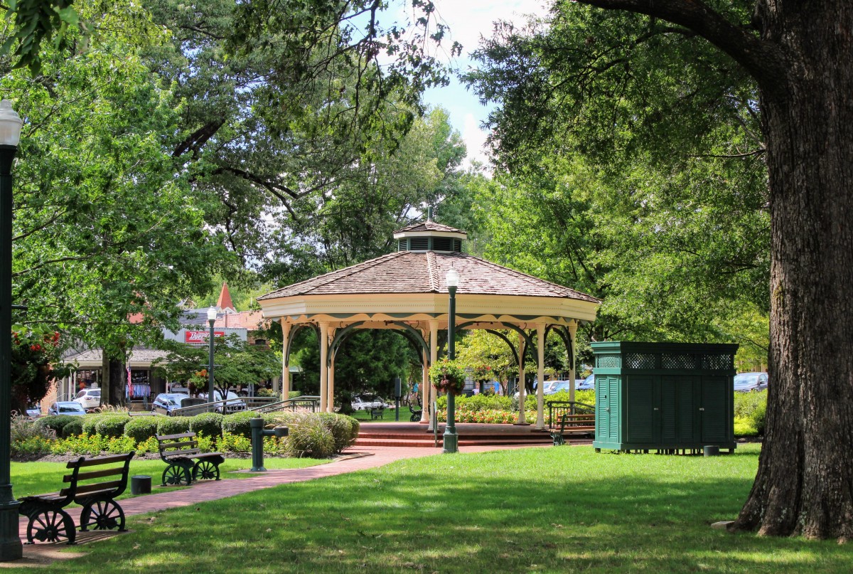 As one of the romantic things to do in Memphis , take a day trip to Collierville