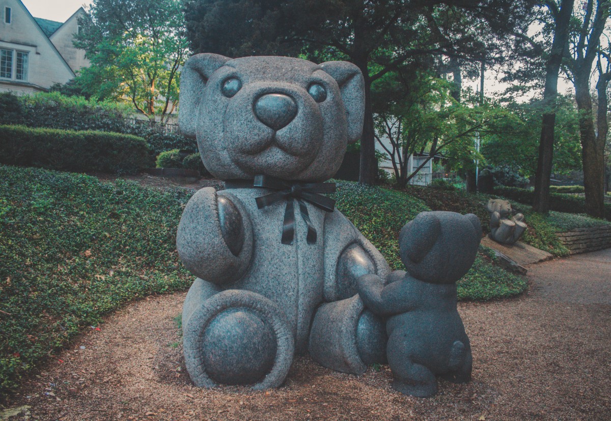 Teddy Bear Park Dallas Statues. A big bear looking straight ahead and her cub looking at her. 