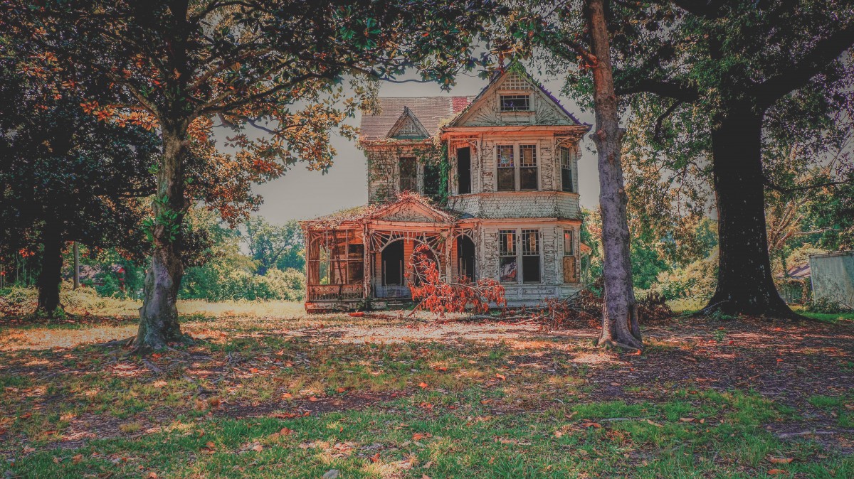 A broken down house in Mississippi