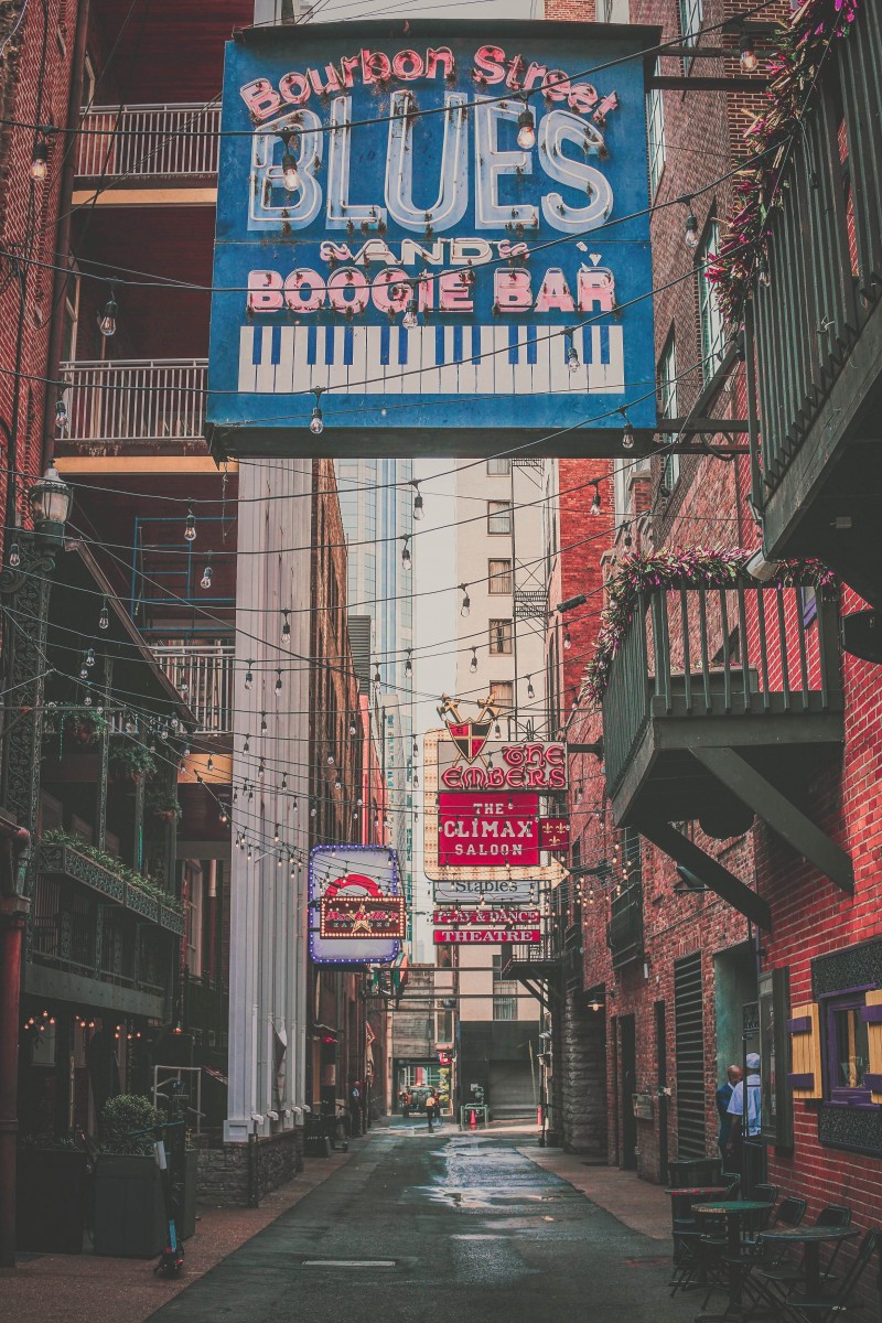 Printers Alley in Nashville at night