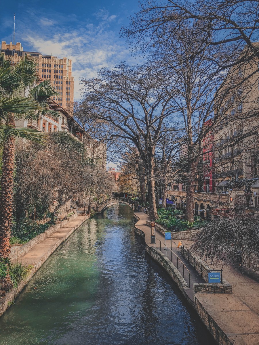Vertical photo of the River Walk in winter