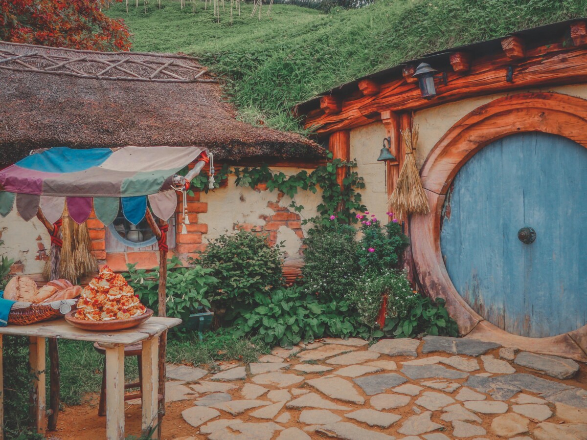 cottagecore houses: hobbit homes