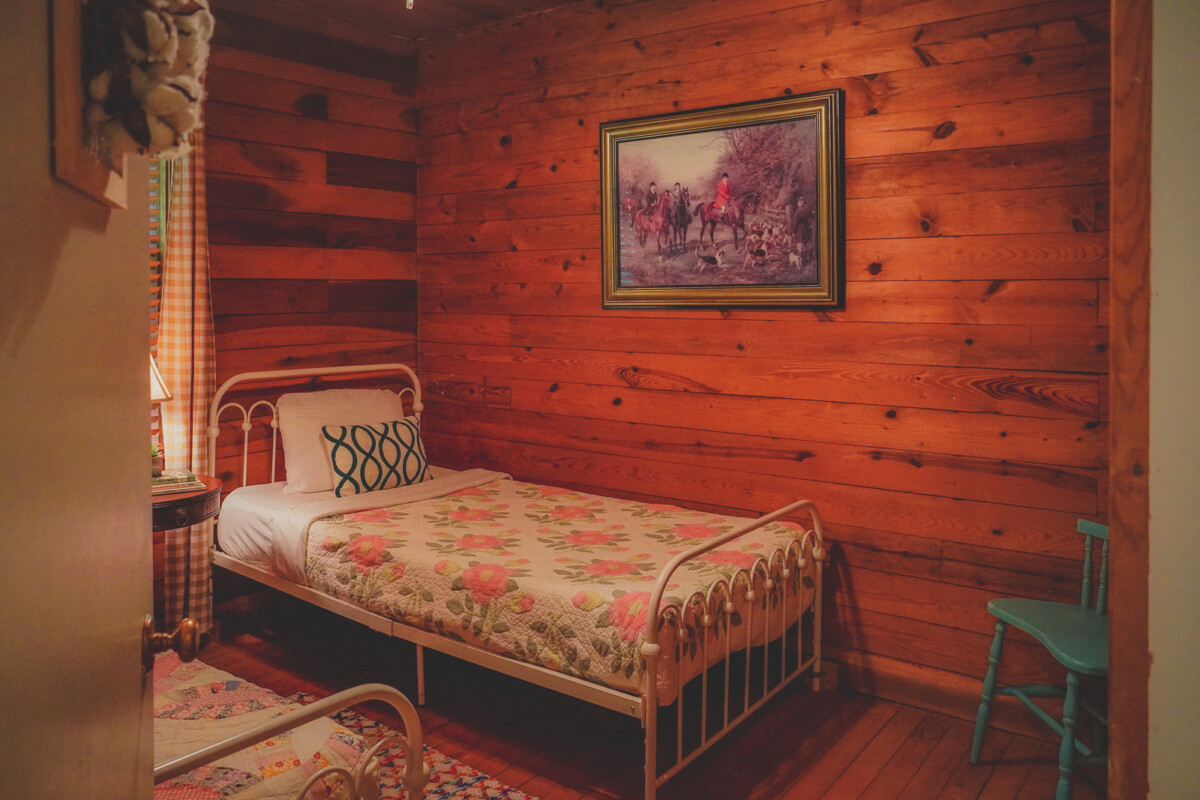 cozy little cabin hideaway near Franklin, Tennessee