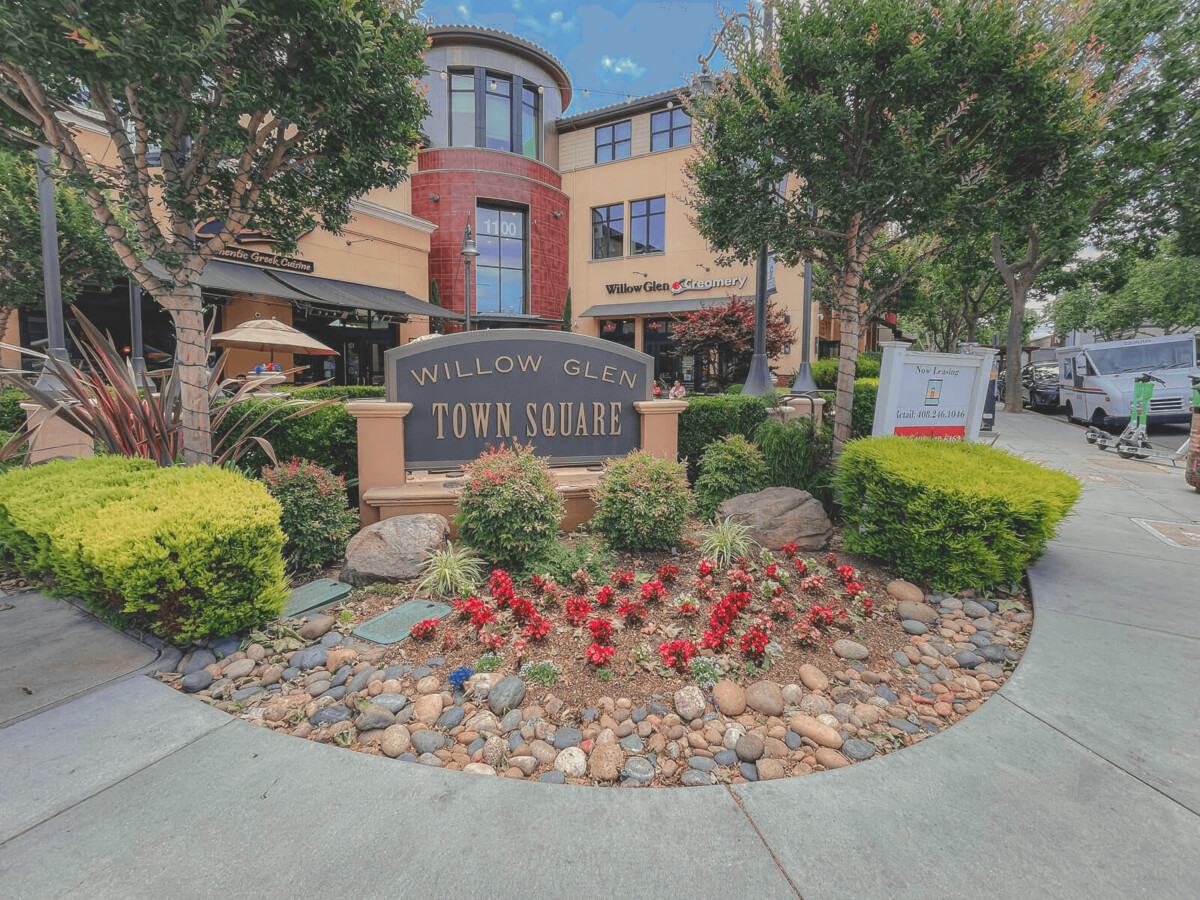 Willow Glen Creamery and Willow Glen Town Square sign